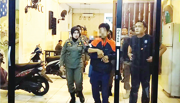 PASANGAN ILEGAL— Petugas Satpol PP mendapati sejumlah pasangan tanpa ikatan pernikahan atau keluarga saat dilakukan razia penginapan di kawasan Padang Utara dan Padang Selatan.