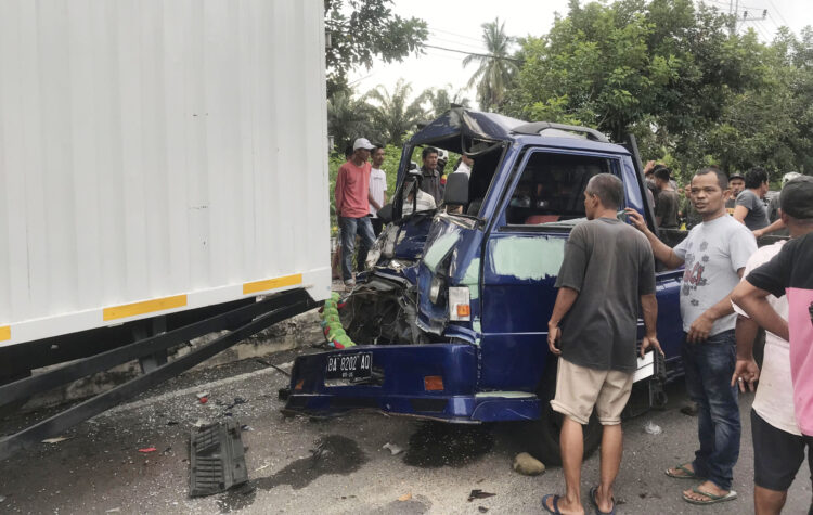 Mobil Pikap Bawa Rombongan Kondangan Tabrak Truk Parkir, Penumpang Terlempar dan Luka-luka 1 KECELAKAAN— Kondisi mobil pikap yang menabarak truk parkir di Simpang Tembok, Lubuk Basung. Sedangkan penumpang yang luka-luka dibawa ke RSUD.