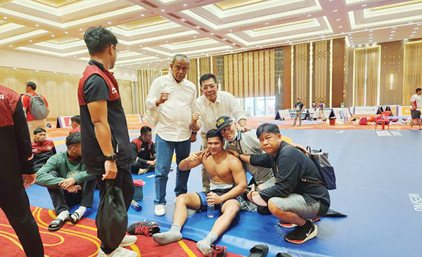 Kejurnas Open Turnamen Gulat se-Indonesia Piala Gubernur Kaltim 2023, Atlet Gulat Padang Ukir Prestasi Nasional 1 KETUA KONI Padang Yusra Syarif, Erizal Syaf dan M Syauqi mendampingi Randa Rian Desta di Sea Games Kamboja 2023.