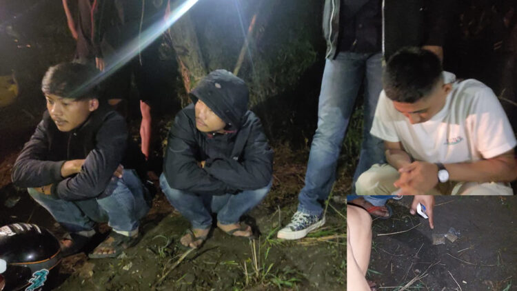 Nongkrong di Pinggir Jembatan, Jorong Lambah, 3 Sekawan Terciduk Bawa Ganja 1 GANJA— Tiga pelaku yang diduga hendak menghisap ganja ditangkap jajaran Satresnarkoba Polresta Bukittinggi saat duduk santai di pinggir jembatan.