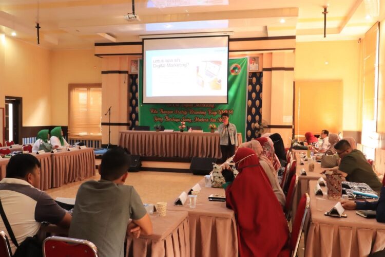 PELATIHAN BRANDING—Puluhan pelaku UMKM di Kota Payakumbuh diberi pelatihan branding produk.