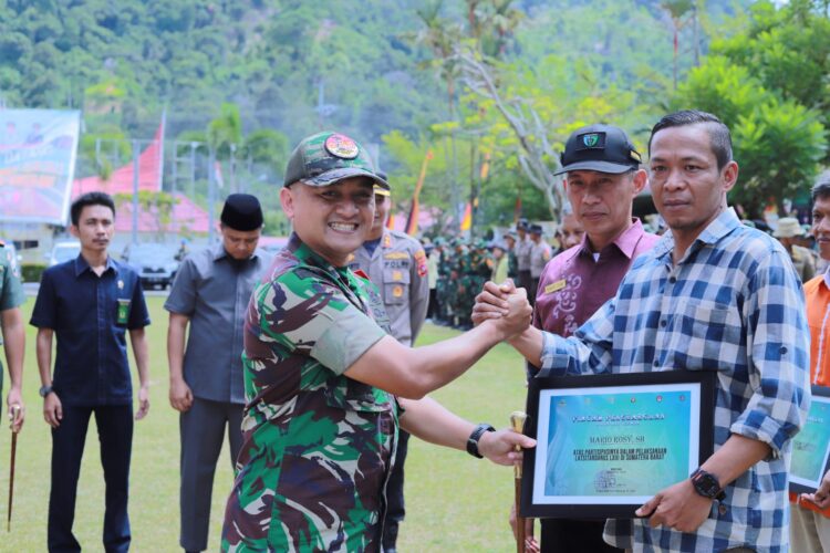 Wartawan Pos Metro Pessel diganjar Penghargaan oleh Danyontarlat I Macan 1 65