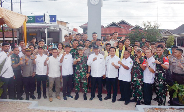 Latsitardanus ke XLIII Tahun 2023 di Kabupaten Pessel Ditutup, Sasaran Tercapai 100 Persen 1 BUPATI Pessel Rusma Yul Anwar, bersama Forkopimda Pessel,
Taruna Lansitardanus berfofo bersama saat peresmian tugu Latsitardanus
di Kecamatan Sutera.