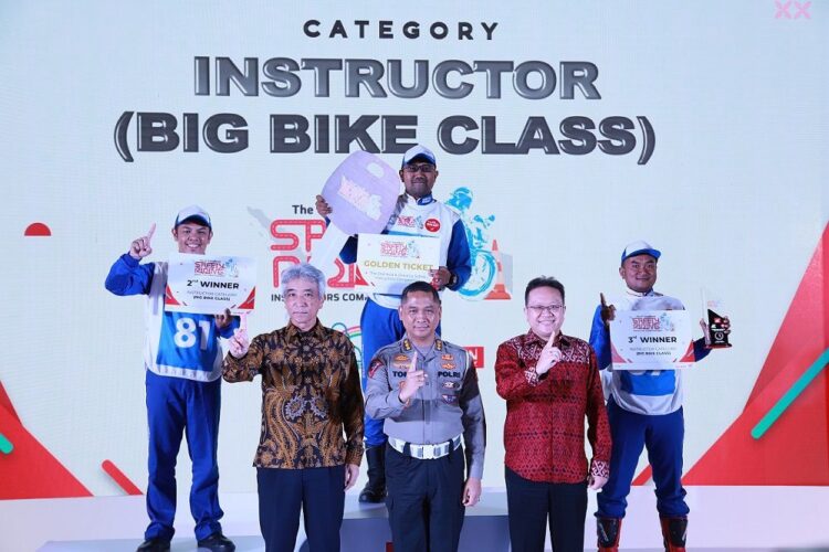 SAFETY RIDING-(Kiri-Kanan) Susumu Mitsuishi, President Director AHM dan Thomas Wijaya - Executive Vice President Director AHM bersama Kasubdit Standar Cegah dan Tindak Ditkamsel Korlantas Polri memberikan hadiah bagi para pemenang Instruktur Safety Riding Astra Honda. 