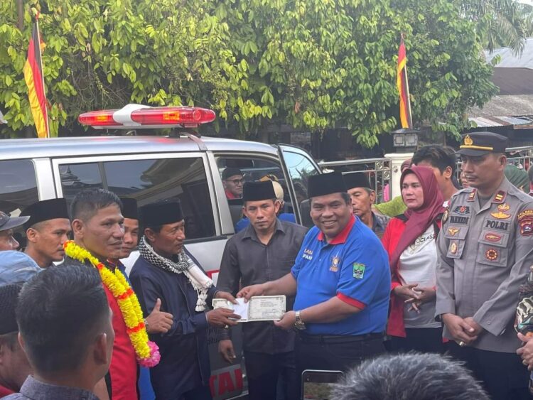 KARB Serahkan Bantuan Satu Unit Ambulans untuk Masyarakat 1 SIMBOLIS— Bupati Suhatri Bur saat terima secara simbolis bantuan satu unit ambulans dari KARB.