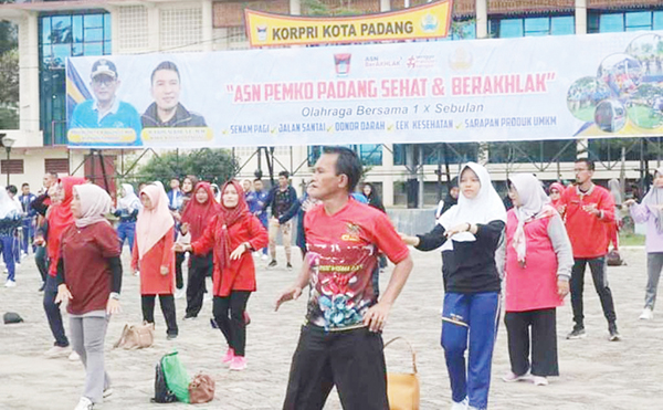 SENAM, CEK KESEHATAN— ASN Pemko Padang kembali menggelar senam massal dan cek kesehatan di Balaikota, Aie Pacah, Rabu (21/6) pagi. Senam juga diikuti mahasiswa Praja Institut Pemerintahan Dalam Negeri (IPDN) yang melaksanakan praktik lapangan di Pemko Padang.
