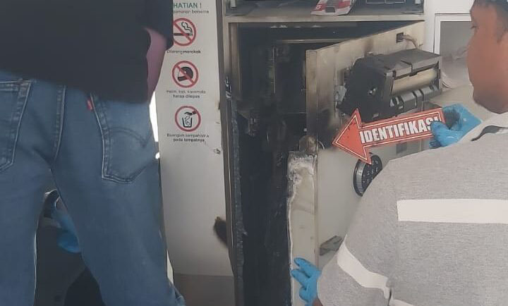 Gawat! Mesin ATM BSI Dibobol Maling, Uang Ratusan Juta Raib, Dibongkar Pakai Alat Las 1 MESIN ATM DIBOBOL— Polisi melakukan olah TKP kasus pembobolan mesin ATM BSI di depan Minimarket Melly seberang jalan SMAN 1 Guguak.