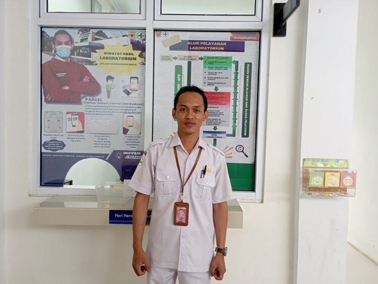 DINILAI— Ahli Teknologi Laboratorium Medik (ATLM) Hari Hermawan dari Puskesmas Sungayang siap dinilai Tim Penilai Provinsi Sumbar.
