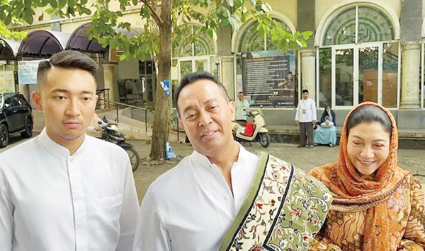 Soal Kabar jadi Bakal Cawapres Ganjar, Andika Perkasa Mengaku Siap Jika Ditugaskan 1 DIWAWANCARAI— Mantan Panglima TNI Jenderal (Purn) Andika Perkasa bersama sang istri dan putra bungsunya Andrew Malik Perkasa di Patal Senayan.