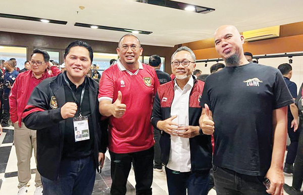 NOBAR TIMNAS— Anggota DPR RI dari Fraksi Gerindra Andre Rosiade bersama Ketum PSSI Erick Thohir, Mendag Zulkifli Hasan dan musisi Ahmad Dani saat menonton laga Timnas Indonesia beberapa waktu lalu.