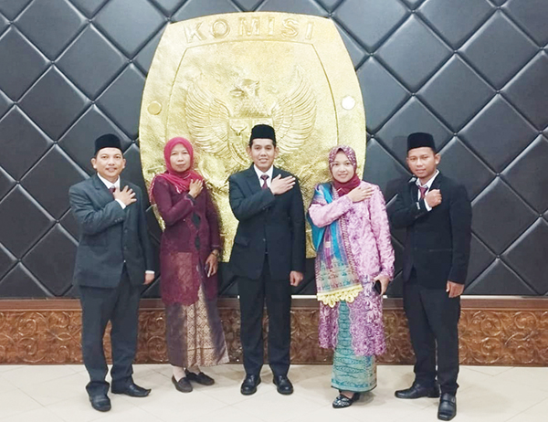 PELANTIKAN— Anggota KPU Kabupaten Agam periode 2023-2028 resmi dilantik oleh Ketua KPU Hasyim Asy’ari, di Gedung KPU RI, Kemayoran, Jakarta Pusat, Jumat (16/6).