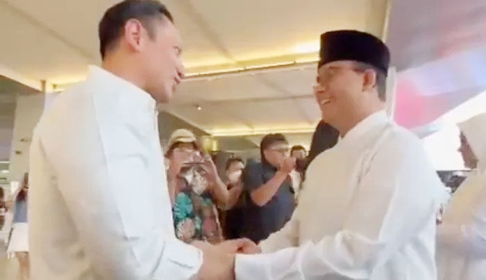 BERANGKAT HAJI— Ketua Umum Partai Demokrat Agus Harimurti Yudhoyono (AHY) saat mengantar Anies Baswedan ke Bandara Soetta untuk berangkat haji.
