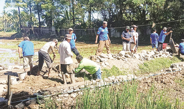 PROGRAM MANUNGGAL— Masyarakat Piai Tangah, Kecamatan Pauh, sukses menggelar program BBGRM bersama kepengurusan LPM Piai yang baru, Minggu (18/6).