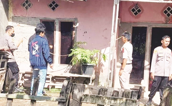 BEDAH RUMAH— Tim dari Birolog Polda Sumbar melakukan bedah rumah warga kurang mampu, di Kecamatan Koto Tangah, dalam rangka menyambut Hari Bhayangkara ke-77.