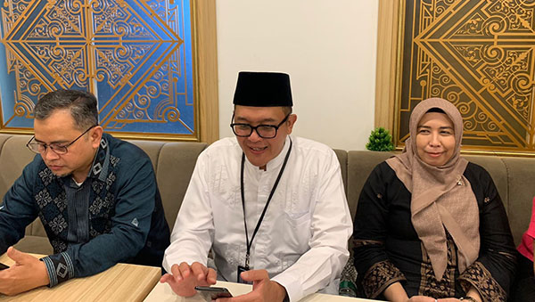 BI Sumbar Gelar 2 Festival Ekonomi di Bukittinggi, Endang: Perputaran Uang Ditargetkan Rp 100 miliar 1 FESTIVAL EKONOMI -Kepala Perwakilan BI Sumbar, Endang Kurnia Saputra didampingi Deputi Kepala Perwakilan Christovenya dan Deputi Kepala Perwakilan, Dadang Arif Kusuma memberikan keterangan pers terkait pelaksanaan Festival Ekonomi di Kota Bukittinggi.