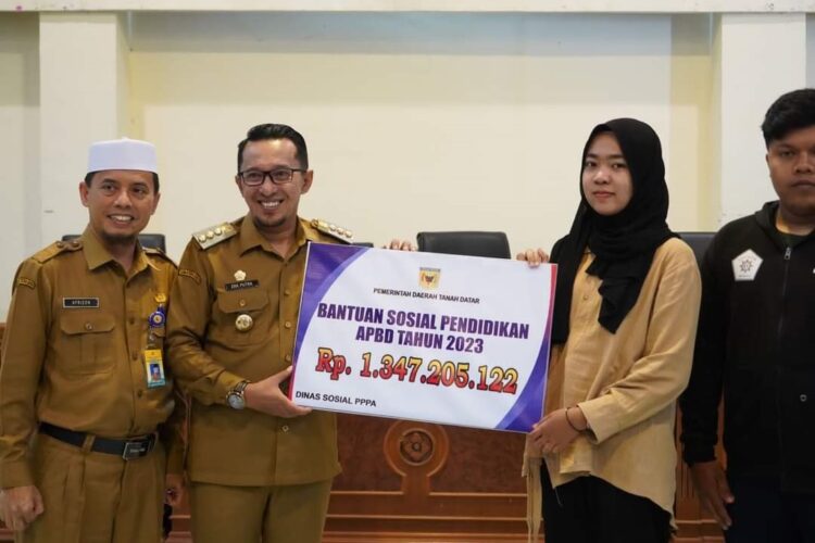 Pemkab Tanah Datar Gelontorkan Bantuan Sosial Pendidikan Rp1,34 Miliar 1 BANTUAN PENDIDIKAN— Bupati Eka Putra serahkan bansos pada mahasiswa asal Tanahdatar.