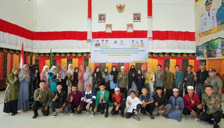 SALURKAN ZAKAT—Baznas Kabupaten Sijunjung salurkan dana zakat untuk mahasiswa kurang mampu.