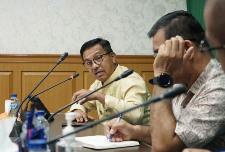 KUNJUNGAN KERJA—Bupati Solok Selatan, Bupati H. Khairunas sampakan maksudnya  saat  kenjungan kerja  ke Balai Pelaksanaan Jalan Nasional Sumatera Barat, di Padang.