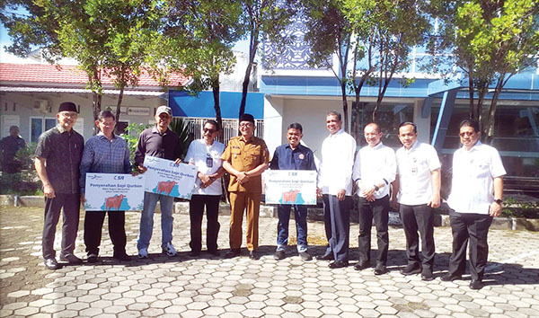 Bank Nagari Salurkan 6 Ekor Sapi Kurban, “Berkurban Tidak akan Mengurangi Harta” 1 FOTO BERSAMA— Dirut Bank Nagari M. Irsyad, Jajaran Komisaris dan direksi Bank Nagari, Wali Kota Padang Hendri Septa, serta pengurus masjid penerima bantuan hewan kurban dalam program Bank Nagari Berkurban, Selasa (27/6).