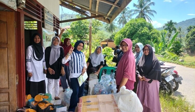 BANK SAMPAH— Terlihat para ibu ibu warga di Jorong Subarang Ombak,  Nagari  Muaro, Kecamatan Sijunjung, antusias menjalankan aktivitas di Bank Sampah.