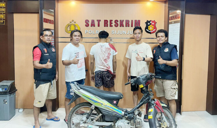 CURANMOR— Pelaku Mukrim (24) yang terlibat pencurian sepeda motor ditembak jajaran Satreskrim Polres Sijunjung.
