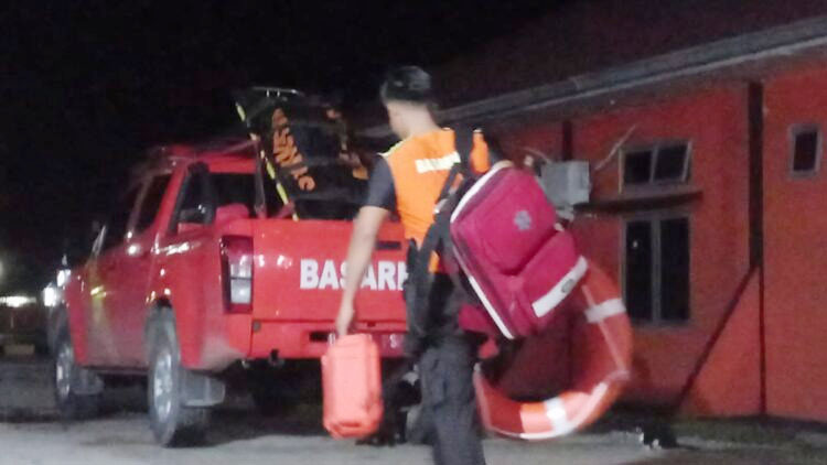 2 Bocah Diserang Buaya saat Mandi di Sungai, Satu Hilang dan Satu Terluka 1 PENCARIAN— Tim Basarnas bergerak untuk melakukan pencarian bocah yang hilang diserang buaya di Mentawai.
