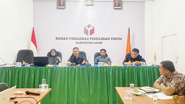 Konsolidasi Data Hasil Pengawasan dan Pencermatan, 1033 Pemilih di Agam Bermasalah dalam DPSHP 1 RAPAT KOORDINASI— Bawaslu Agam lakukan koordinasi dengan jajaran pengawas ad-hoc dan stakeholder data di Kabupaten Agam, Selasa (13/6) di Kantor Bawaslu Kabupaten Agam.