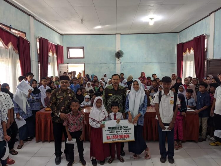 PENYERAHAN BEASISWA— Wakil Ketua Baznas Padangpariaman Fajri Zaki, bersama pelajar SD dan SMP penerima bantuan beasiswa di Batang Gasan, kemarin.