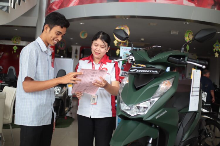 Promo Juni Untung PT Menara Agung, Beli Honda BeAT Gratis Jaket Ekslusif 1 LAYANI KONSUMEN— Sales marketring PT Menara Agung melayani konsumen yang melakukan pembelian New Honda BeAT.