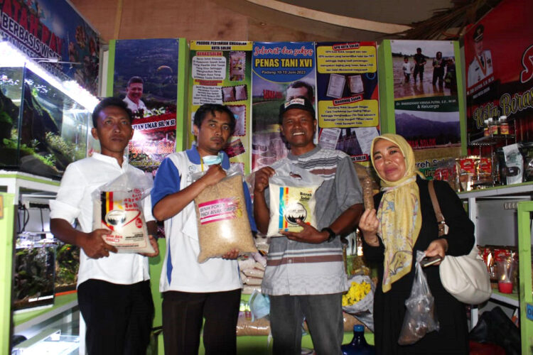 Beras Solok Laris Manis saat Penas KTNA XVI, Peminatnya Berasal dari Palembang Hingga Papua 1 HADIRKAN— Stand Dinas Pertanian Kota Solok menghadirkan beras Solok saat Penas KTNA XVI di Lanud Sutan Sjahrir Padang