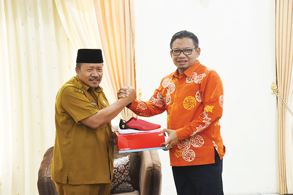 BERI CENDERA MATA— Bupati Agam Andri Warman memberikan cendera mata kepada Ketua DPRD Kota Depok, HT M Yusuf Syahputra, saat kunjungan ke Kabupaten Agam, Selasa (20/6).