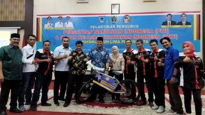 Bertabur Hadiah di Pelantikan PWI dan IKWI Payakumbuh