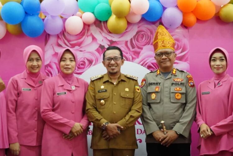 Buka Festival dan Bazar UMKM, Bupati Eka Putra Apresiasi Polres Tanahdatar 1 FOTO BERSAMA—Bupati, Kapolres serta Bhayangkari foto bersama.