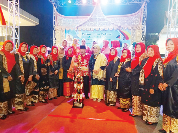 RAIH TROFI— Bundo Kanduang Agam boyong dua trofi pada Harlah kesatu Bundo Kanduang DKI JakARTA, Selasa (13/6) yang lalu.