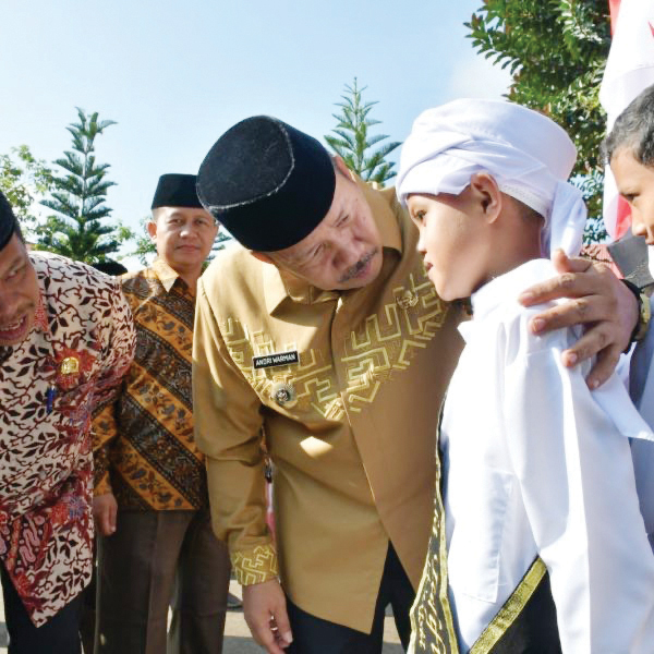 Tiga Tahun Dicanangkan, Program Tahfiz Berkembang di Sekolah Formal 1 WISUDA TAHFIZ— Bupati Agam bersama salah seorang wisudawan tahfiz SDN 14 Pincuran VII Kecamatan Ampek Angkek, Sabtu (3/6).