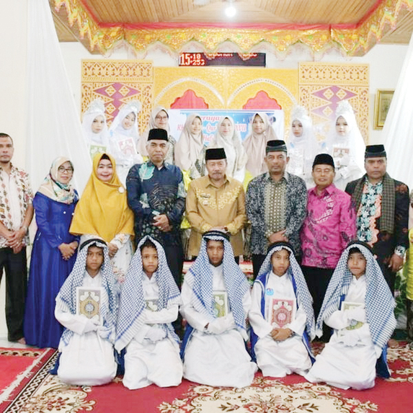 Andri Warman: Generasi Penerus Harus Dibekali Ilmu Agama 1 KHATAM AL-QURAN— Bupati Agam, Dr H Andri Warman hadiri Khatam Al-Quran ke XVII dan wisuda tahfiz 1 juz bagi santri MDTA Al Hidayah Marambuang, Kecamatan Palembayan, Sabtu (3/6).