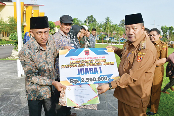 Serahkan Hadiah Kontes Ternak, Andri Warman: Terus Kembangkan Usaha Ternak 1 SERAHKAN HADIAH— Bupati Agam, Dr H Andri Warman menyerahkan hadiah pada peternak pemenang kontes ternak, di halaman Kantor Bupati Agam, Senin (5/6).