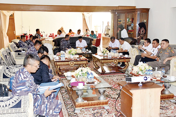 Bupati Agam-Danlantamal II Padang Bahas Program Kampung Nusantara 1 bersilaturahmi— Bupati Agam, Andri Warman bersilaturahmi dengan Komandan Lantamal II Padang, Laksamana Pertama TNI Benny Febri MM MTr Opsla, di Mess Pemkab Agam,Belakang Balok, Bukittinggi, Rabu (31/5).