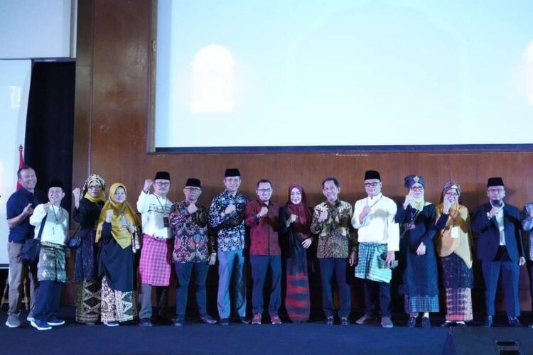 Hadiri Halal Bihalal Perwata, Bupati Eka Putra Soroti Masalah Pasar Tanjung dan Andaleh 1 FOTO BERSAMA—Bupati Tanahdatar Eka Putra bersama pengurus IKS foto bersama.