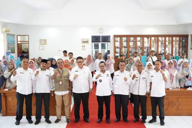 KPM-PKH Bisa Jadi Pengusaha 1 FOTO BERSAMA—Bupati Tanah Datar Eka Putra, SE, MM foto bersama dengan warga penerima bantuan.