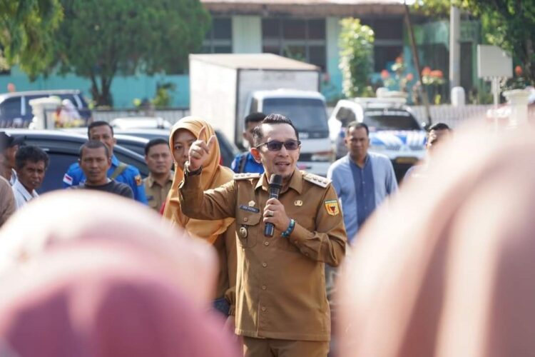 PELEPASAN ANGGOTA KELTAN— Bupati Tanahdatar Eka Putra  melepas 20 anggota Keltan Lintau Buo Utara, yang mengunjungi stand Penas KTNA di Kota Padang.
