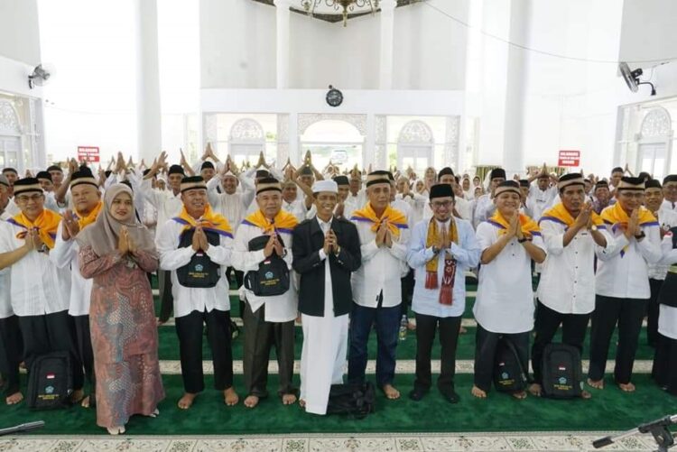 PELEPASAN CALON JEMAAH HAJI— Bupati Tanahdatar Eka Putra berfoto bersama saat melepas keberangkatan 336 CJH asal Tanah Datar menuju Asrama Haji Padang dan selanjutnya berangkat ke Tanah Suci.