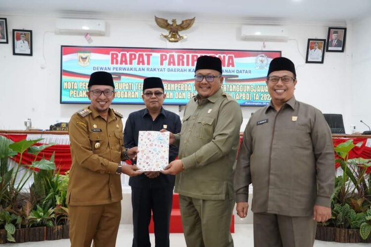 TERIMA NOTA PENJELASAN— Ketua DPRD H.Roni Mulyadi menerima nota penjelasan dari Bupati Eka Putra.