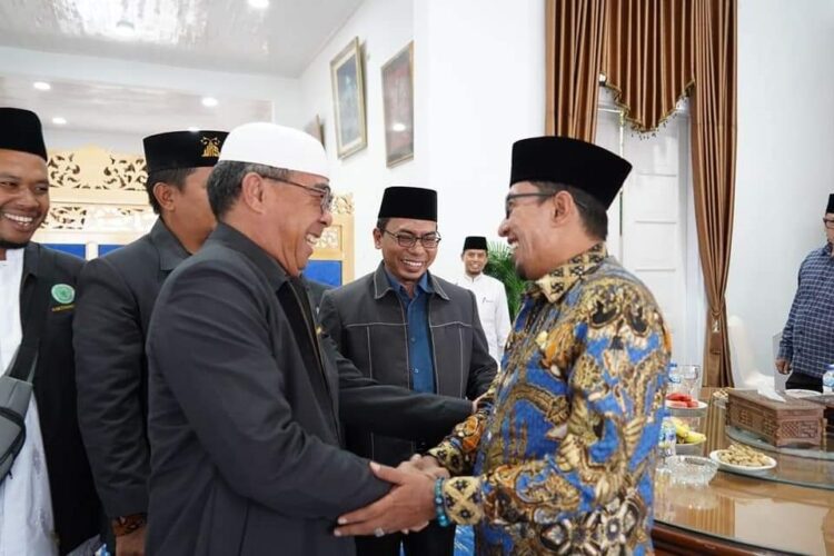 Untuk Pembangunan Tanah Datar, Ulama dan Tokoh Adat Dilibatkan 1 SILATURAHMI— Untuk meningkatkan sinergisitas, Bupati Tanahdatar Eka Putra melakukan audiensi dengan jajaran pengurus MUI Tanah Datar, Jumat (2/6) di Gedung Indojolito Batusangkar.
