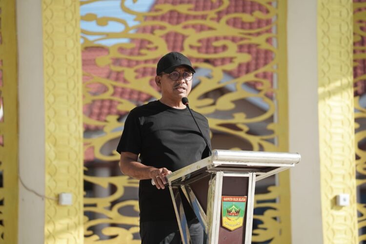 Bupati H Khairunas Terus Lakukan Evaluasi Program Pemerintah CFD 1 ARAHAN—Bupati Khairunnas berikan arahan usai senam bersama di RTH Solok Selatan di Padang Aro, Minggu (18/6).