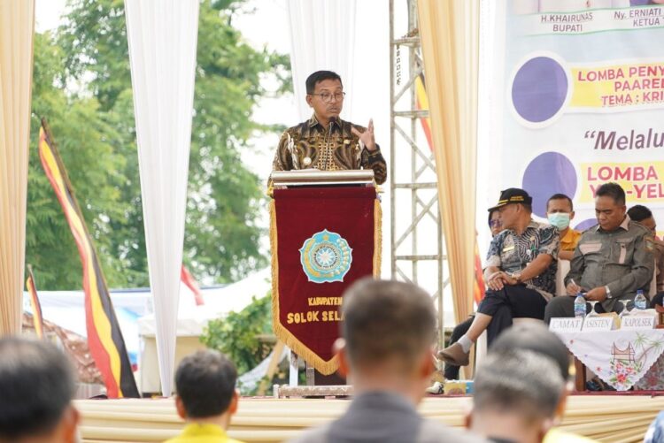 Bupati Khairunas Imbau Kader, Aktif Jalankan 10 Program Pokok PKK 1 JAMBORE KADER—Bupati Solok Selatan H Khairunnas membuka Jambore Kader PKK Berprestasi Tingkat Kabupaten Solok Selatan, di Lapangan Bola Luak Kapau Pauh Duo, Kecamatan Pauh Duo, Kamis (22/6).