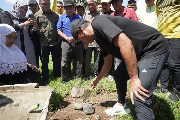 PELETAKAN BATU PERTAMA—Bupati Solok Selatan Khairunas saat meletakkan batu pertama pembangunan Masjid Raya Nurul Huda Lubuk Gadang, Kecamatan Sangir, Minggu (18/6).