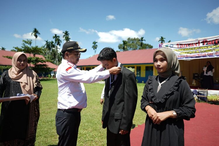 Khairunas: Masa Depan Solsel Ada di Tangan Generasi Muda 1 KALUNGKAN—Bupati Solok Selatan H. Khairunas kalungkan pita usai memberikan sambutan pada acara perpisahan di SMP N 6 Solok Selatan, Rabu (31/5).