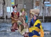 Kunjungan Ke Kabupaten Sijunjung, Bupati Nina Kenakan Pakaian Adat Perkampungan Nagari Sijunjung