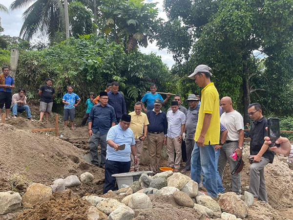 Lahirkan Generasi Quran dengan Belajar Gratis, Bupati Suhatri Bur Dukung Pembangunan Rumah Tahfiz 1 PEMBANGUNAN RUMAH TAHFIZ— Bupati Padangpariaman Suhatri Bur melakukan peletakkan batu pertama pembangunan rumah tahfiz.